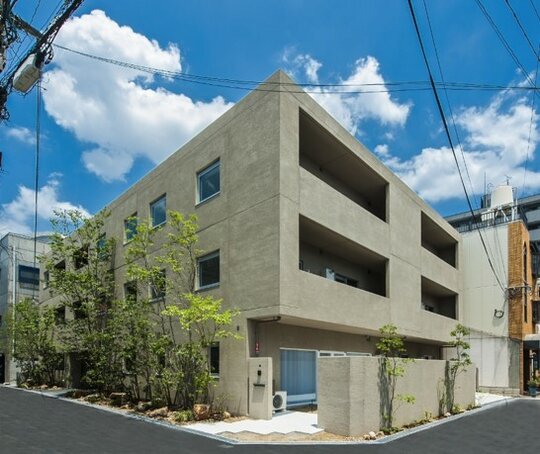 地域に愛されるデザイナーズマンション完成で入居待ちが続出。
大阪ハウジングデザイン賞受賞の唯一無二のマンションに。