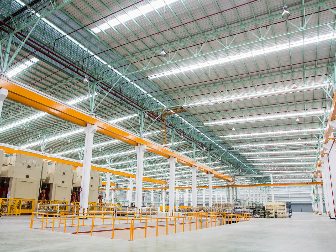 工場・倉庫建築も設備投資事業なのでいかに建築コストを抑えるか?運営効率を上げるか、運営コストを抑えるか?という事が大切になります。<br />
<br />
弊社チーム体制により、ローコスト建築+運営効率だけではなく、他社には出来ない企業ブランディングのサポートも含めたこれらの全てのご提案をさせて頂きます。<br />
<br />
さらに、弊社ならではの特徴として、<br />
工場・倉庫建築を通じて企業ブランディングを行い「収益を生み出す」、「知名度が上がる」、「採用が出来る」という価値づけを行っていきます。