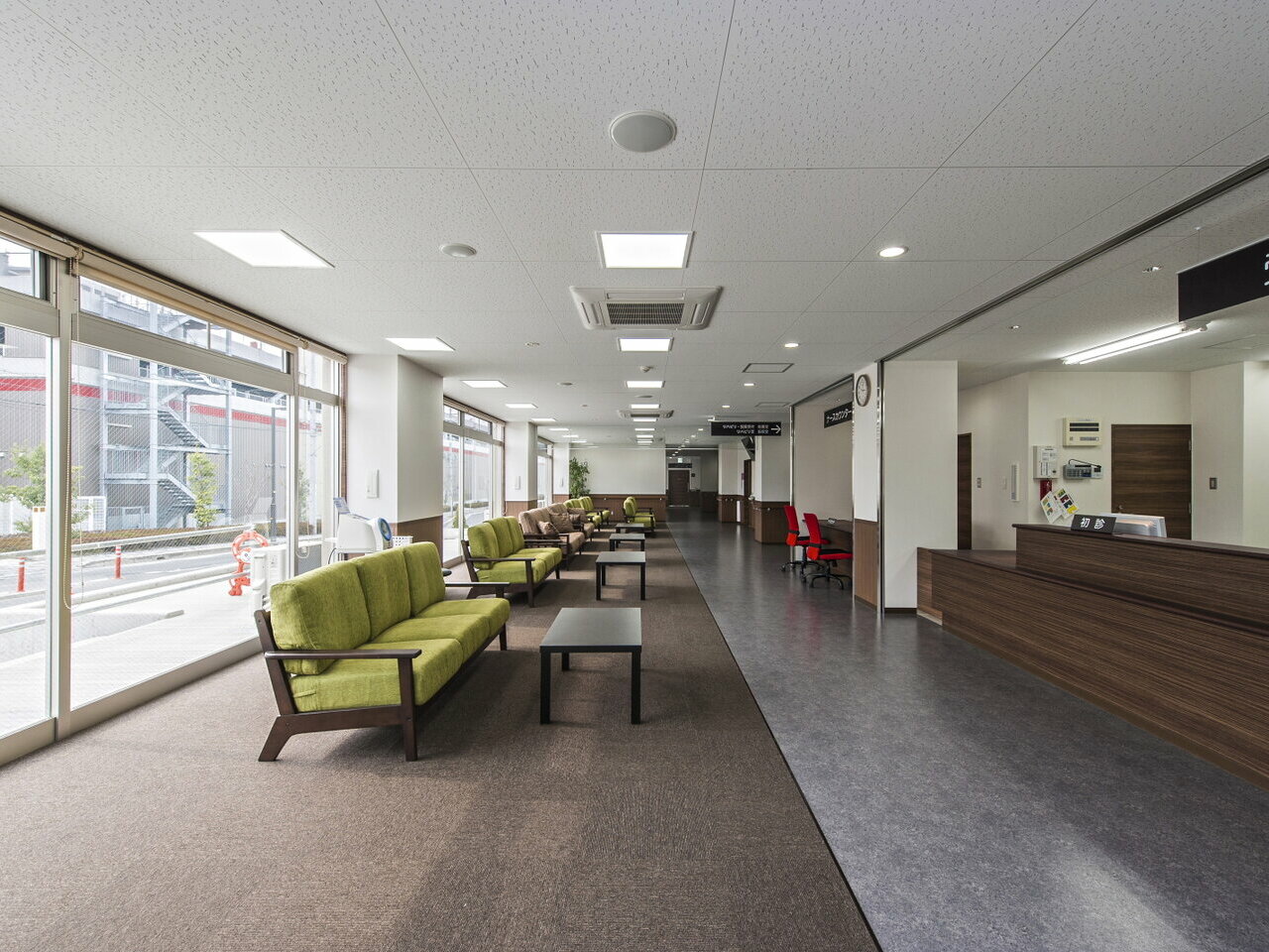 クリニック・病院経営は、クリニック・病院事業経営だけでなく、土地を購入して建物を建設する設備投資事業でもある(※店舗を借りる場合は内装代金)<br />
設備投資の失敗は、何千万円~数億円の損失につながるので、大きな痛手に繋がる。<br />
そのためには、市場調査と事業計画と資金計画の立案と、運営立上のサポート業務が大切になります。<br />
弊社では市場調査から事業計画の立案、土地の紹介、融資のサポート、運営立上げまでのトータルサポートを行っていきます。"<br />