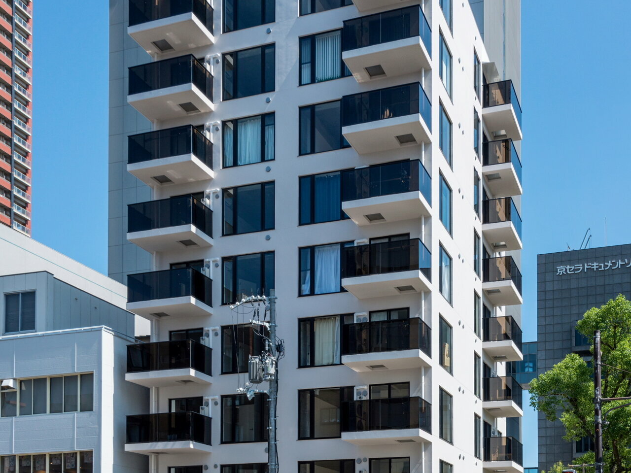 アパートやマンションなどの賃貸住宅を建てる場合、最大のメリットは税金軽減の効果です。また、家賃による安定収入が得られるため、将来、年金を補佐する副収入源としても頼りになるでしょう。ただし、賃貸アパートやマンションは「どこになにを建てるか」が非常に大切です。<br />
そこで、当社では、マンション建設の具体的なご提案を行う前に、その土地に対する緻密な市場調査を行います。<br />
地域の人口・世帯数の推移、一世帯の人数、居住者の年齢層、周辺施設などの周辺状況から、すでにある賃貸マンションの入居率などについても調査を行います。<br />
その結果、市場性の高い地域であると判断できて、はじめてその土地でマンションを運営することができるのです。また、弊社では様々な市場に対応できるだけのマンションラインナップで、お客様にとって一番最適な資産運用をお約束いたします。