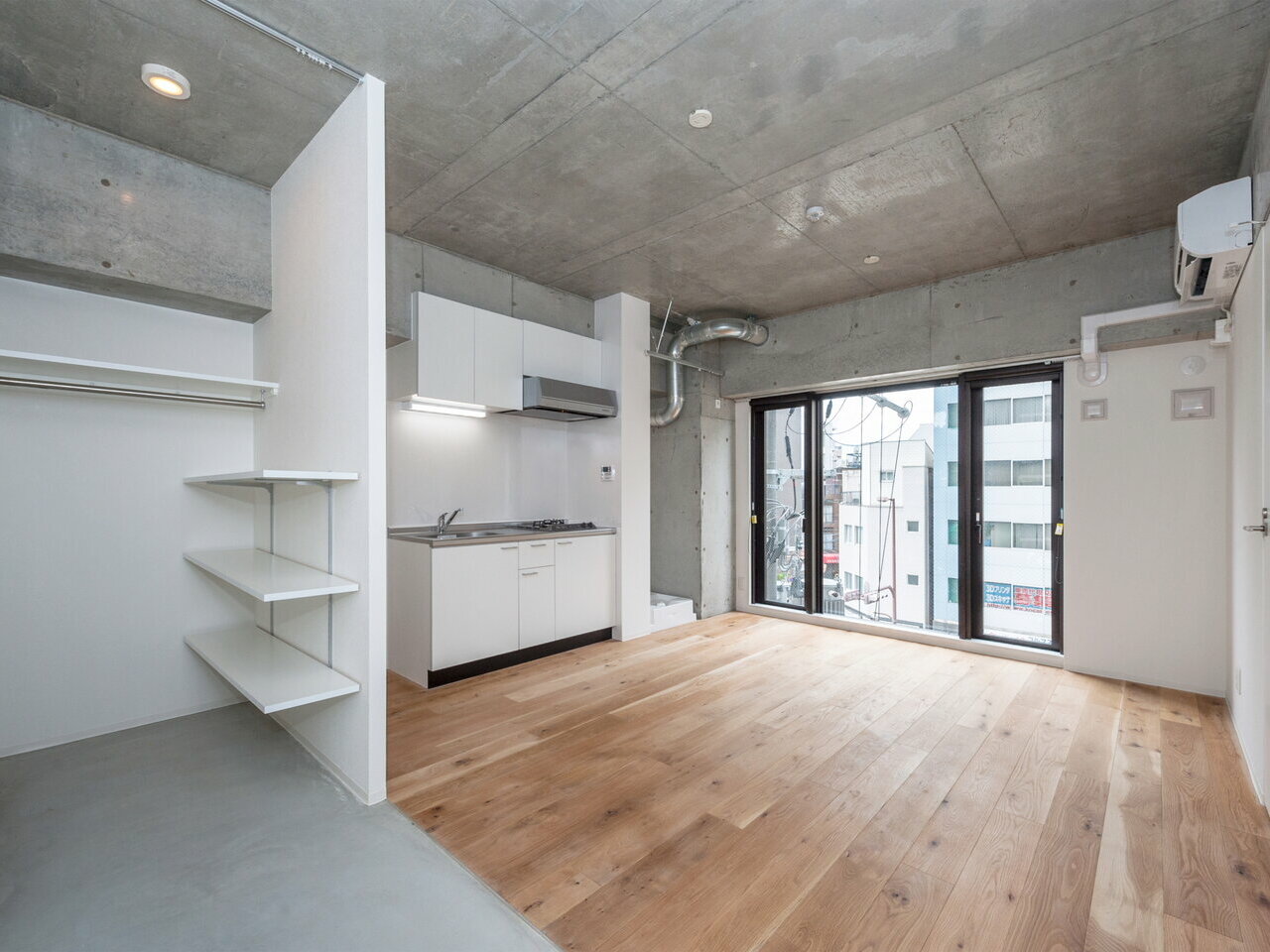 まず最初に行うのは、入居者の顧客像を組み立てること。<br />
「誰にどのような価値をどのように提供するか」を考えることが重要です。<br />
例えば、30代子育て夫婦・子供2人幼稚園の4名家族、など。<br />
顧客像に合った間取りやサービス提供を行うことが出来れば入居率を高めることができます。<br />
<br />
マンション経営においては、「入居率」というものに誰もが頭を悩ませることと思います。「せっかくマンションを建設したはいいが、入居者が思うように決まらない。」こうした悩みをお持ちの方は多く、それゆえに、「マンション経営＝やらない方がイイ」と思っていらっしゃる方もいるのではないでしょうか。しかし、「空室がでないマンション」を建てる方法を知っていれば、心配はいりません。 ニーズというのは時代とともに流行が変化していきます。<br />
