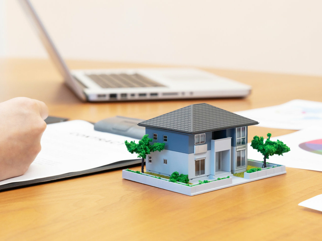 アパートやマンションなどの賃貸住宅を建てる場合、最大のメリットは税金軽減の効果です。また、家賃による安定収入が得られるため、将来、年金を補佐する副収入源としても頼りになるでしょう。ただし、賃貸アパートやマンションは「どこになにを建てるか」が非常に大切です。<br />
そこで、当社では、マンション建設の具体的なご提案を行う前に、その土地に対する緻密な市場調査を行います。<br />
地域の人口・世帯数の推移、一世帯の人数、居住者の年齢層、周辺施設などの周辺状況から、すでにある賃貸マンションの入居率などについても調査を行います。<br />
その結果、市場性の高い地域であると判断できて、はじめてその土地でマンションを運営することができるのです。また、弊社では様々な市場に対応できるだけのマンションラインナップで、お客様にとって一番最適な資産運用をお約束いたします。