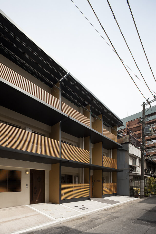 まず最初に行うのは、入居者の顧客像を組み立てること。<br />
「誰にどのような価値をどのように提供するか」を考えることが重要です。<br />
例えば、30代子育て夫婦・子供2人幼稚園の4名家族、など。<br />
顧客像に合った間取りやサービス提供を行うことが出来れば入居率を高めることができます。<br />
<br />
マンション経営においては、「入居率」というものに誰もが頭を悩ませることと思います。「せっかくマンションを建設したはいいが、入居者が思うように決まらない。」こうした悩みをお持ちの方は多く、それゆえに、「マンション経営=やらない方がイイ」と思っていらっしゃる方もいるのではないでしょうか。しかし、「空室がでないマンション」を建てる方法を知っていれば、心配はいりません。 ニーズというのは時代とともに流行が変化していきます。<br />