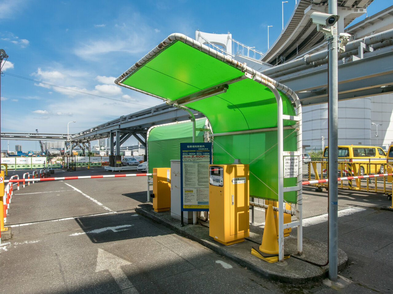 コインパーキングといっても多くの運営事業者があり、それぞれ運営条件や得意なエリアも違います。<br />
また、全ての土地で安定して収益性を確保出来るわけではありません。周辺需要を調査した上で借上げ料金や契約内容が詳細に決定されます。エリアによっては月極駐車場の方が高収益になる事もあります。<br />
<br />
借上げ契約をせず、オーナー自ら設備投資をして、運営に一部携われば大きく収益を取る事が出来る場合などもあります。