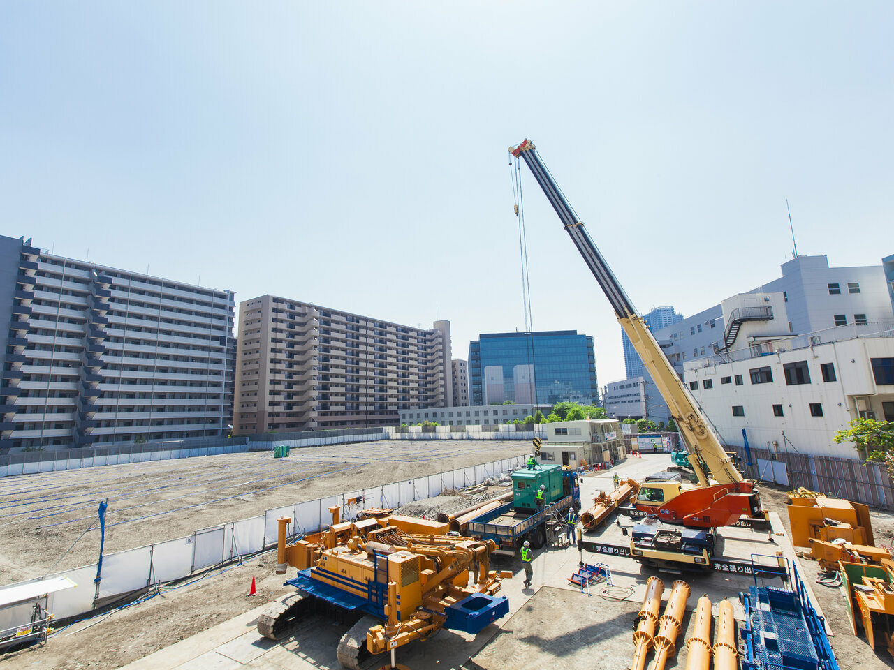 立地がよければ、マンション用地として貸すという方法があります。<br />
土地のオーナー様ご自身が借入や投資リスクを抱えることを避けて土地活用できる上、固定資産税が特例で評価額の5分の1に軽減される、土地評価額が45~25%下がるために相続税対策にもなるなど、節税対策としての効果もしっかりあります。<br />
<br />
また、一時金、権利金などのまとまった現金が一時的に入りますし、安定的に地代収入が入ってくることになりますので、ラクして安定収入を得ることができる、安心な活用方法の一つと言えます。