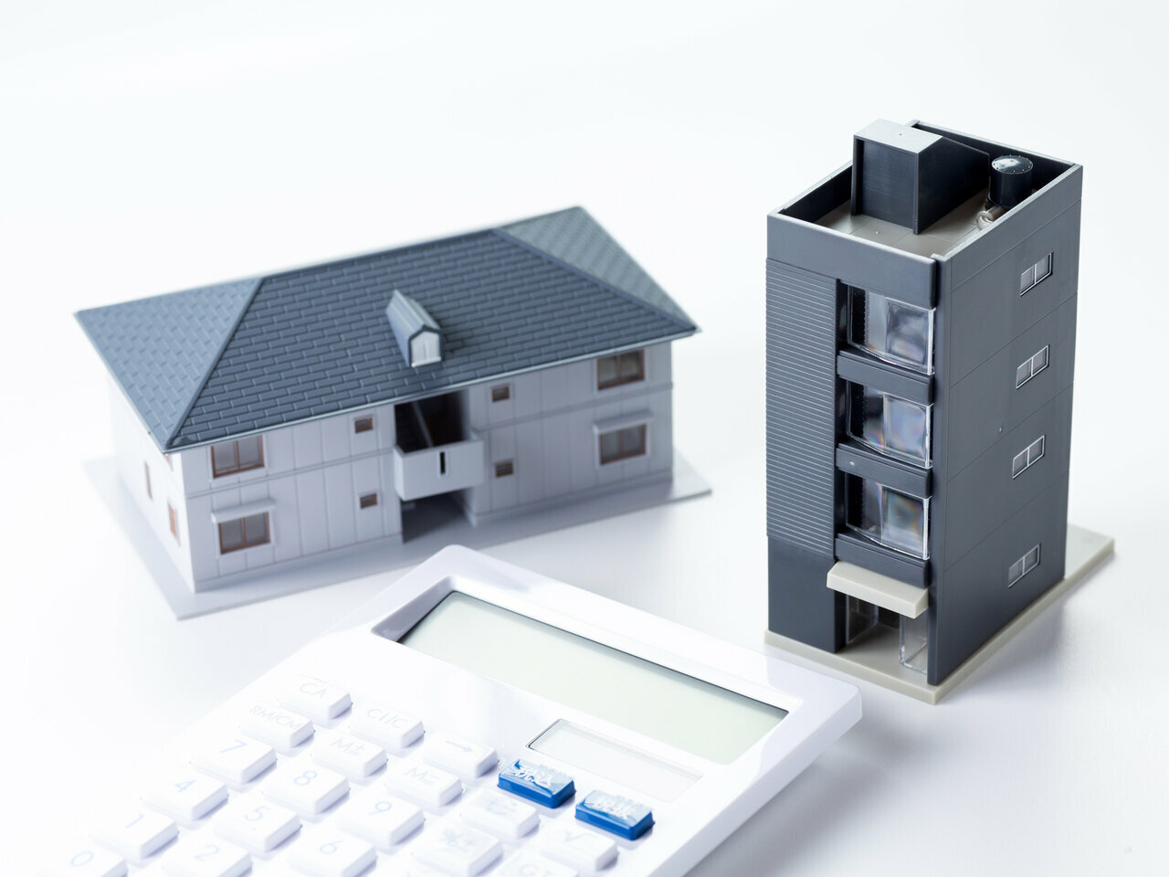 権利金(所有する土地の権利を賃借する際、賃借人から支払われる謝礼のような一時金のこと)については、当社では路線価評価額の10%程度で計算しています。<br />
路線価額10万円、1000㎡の土地であれば1億円×10%で約1000万円の権利金を、資産を手離す事なく手に入れる事が出来るのです。