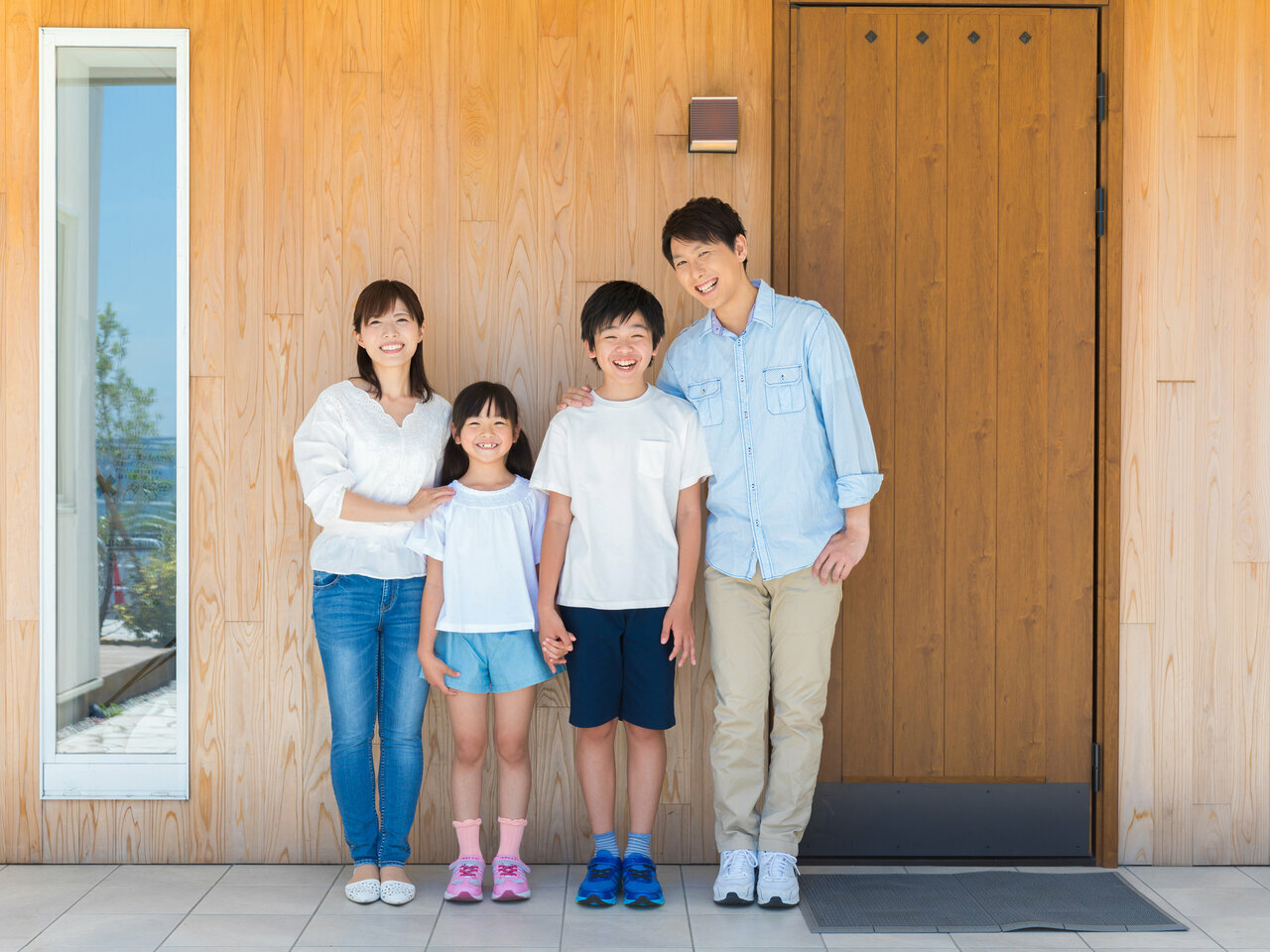住宅の購入者側にとっても、土地を購入しない分、通常の分譲に比べて安く済みます。いずれ返還しなければならないとは言っても一般定期借地の最長期間は50年間ですので、「永住」とそれほど変わらない形で、安く住宅が取得できることになります。<br />
売主側の地主さまも、買主側の購入者も両方にとってもメリットがある活用の仕方であると言えます。