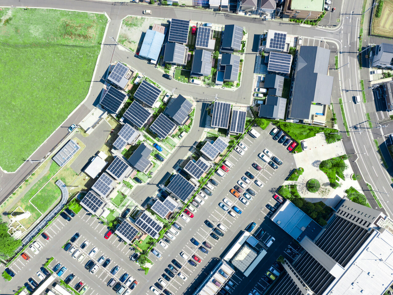 都市部にある狭小地、採光や通風などの悪い厳しい条件の環境においても、その空間を最大限に活かすことは可能です。<br />
少しでも室内空間を広げるために、室内に柱や梁の出っ張りを出さない独自工法で自由な空間デザインを可能にしています。隣地境界25㎝、間口4.5ｍから建築可能です。