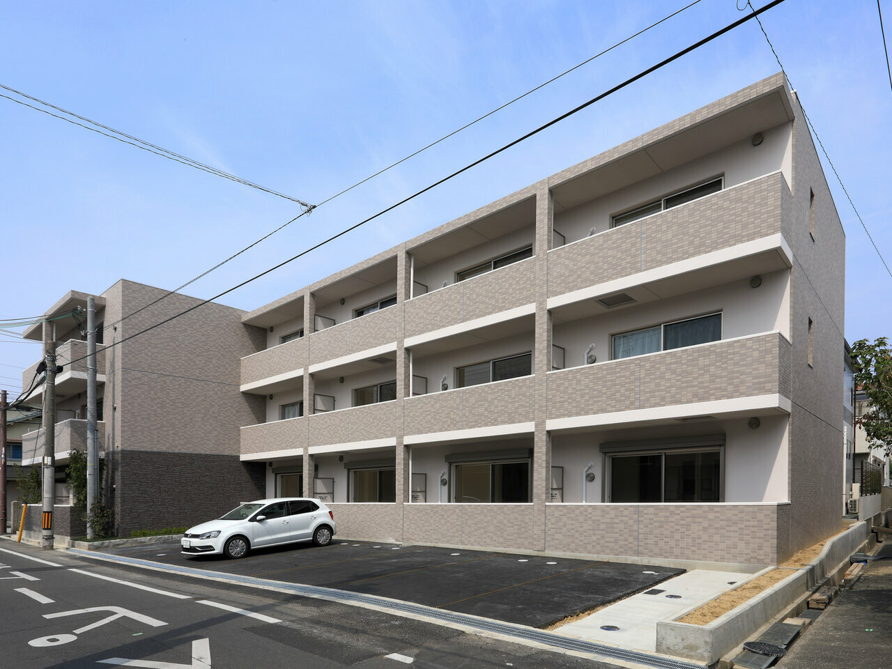 入居者にとって、家賃の低いことは嬉しいことですが、それでなおかつハイデザイン・ハイグレードな建物であることが選ばれる条件です。<br />
<br />
しかし、マンション事業ではオーナー様の収益確保が第一ですので、やみくもに家賃を低く設定するわけにはいきません。<br />
<br />
そこで当社では、「建築費さえ抑えれば、家賃を安く設定してもオーナー様の収益は確保できる」との考えで、現社長の西田が現場の仕事をしていた知識と経験を活かし、独自の設計、施工管理、仕入れ面でのノウハウにより、入居者に選ばれる賃貸マンションを他社よりも2割安い金額で建築することを可能にしました。<br />
<br />
<br />
賃貸市場の変化にあわせて入居者ニーズに応え、「住んでみたい」と感じる魅力的なマンションによりオーナー様の収益を確保し、コストパフォーマンスに優れたマンション経営を実現します。