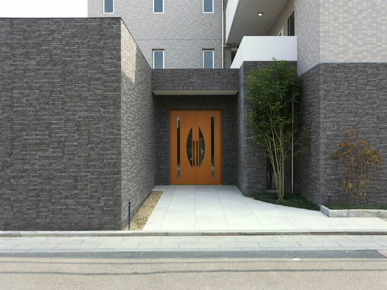 「ローコスト」と聞くと、人件費や工数の削減によって建物の品質まで下げてしまうもの、デザインなどの個性も犠牲になければならないなどのマイナスイメージを持っているかもしれませんが、当社の考える「ローコスト」は、これとは全く性質の異なるものです。<br />
<br />
当社のローコスト建築のポイントとしては、まず、海外も含めたOEM(相手先ブランド製造)メーカーから資材を直接、安価で購入していることが挙げられます。<br />
<br />
また、生産の効率化を図ったこと、作業効率を考えた設計のノウハウを独自に生みだし、活用していることも大きな要因です。<br />
それにより、品質やデザインのランクを下げることなく、建築費を低く抑えることに成功しました。<br />
<br />
当社の300棟以上の実績のマンションのほとんどが、鉄筋コンクリート造(RC造)です。<br />
「RC造は高い」というイメージをお持ちの方も多いと思いますが、当社のローコストマンションは、鉄骨造とほとんどコストは変わりません。<br />
<br />
RC造マンションは、鉄骨や木造に比べて耐久性・耐火性が高く、防音性にも優れています。また、防湿性も高く、鉄骨に比べて結露が少ないことが特徴です。国が定める耐用年数は47年です