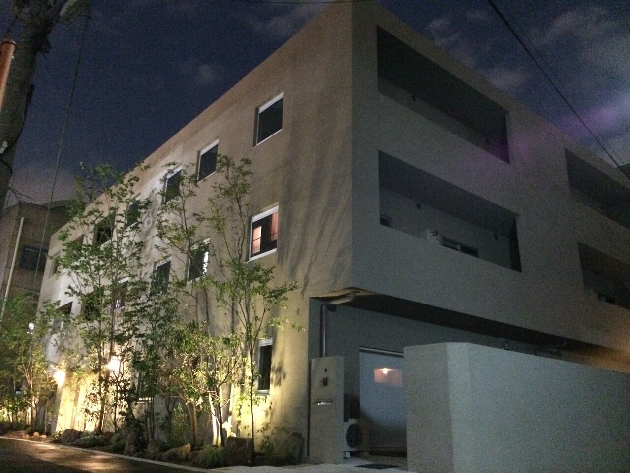 一般的に「デザイナーズマンション」は建築家や設計事務所などに設計を 依頼するため、高額な物件を建てることになり収支が合いにくいのが難点 となります。<br />
設計事務所にはそこまで“収支・経営”という意識がないため、施工面などでの 手間を考えず、“作品”を残す感覚で凝った建物を設計します。<br />
<br />
そこで、進和建設のデザイナーズマンションは、オーナー様の収益を 最優先に考え、進和建設主導のもと、提携している設計事務所とともに、<br />
入居者に選ばれるような他にはない外観デザインと、入居者の生活スタイル まで考えた設計を、施工面にまで配慮して行うことで建設費を抑えることに 成功しています。<br />
<br />
建物のグレードを上げることにより、相場家賃より高くても「住みたい」と思われるような建物を作り、選ばれた方のみが入居可能 というマンション自体の品格もアップします。