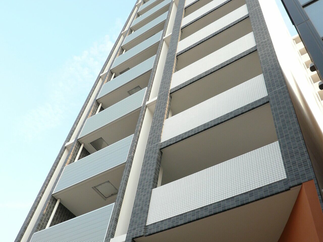 一度でもマンションが犯罪に遭うと、たちまちその噂は近所で流れ、マンションの印象が悪くなり、入居率の低下に直結します。<br />
<br />
女性の場合は特に「セキュリティ」をお部屋選びの条件に入れていますので、本当の意味でも「防犯」を考えたマンションが求められています。<br />
<br />
当社では、設計段階から「侵入されにくい」ことを考えています。<br />
<br />
建物周辺の危険エリア、危険スポットなども考慮して、「犯罪者になった視点」から見て、侵入される恐れのある場所をつくらない、死角をつくらない、など危ないポイントを一つ一つなくしていきます。<br />
<br />
当社では、セキュリティーアドバイザーの資格を持つスタッフが物件ごとに一から防犯対策を考え、計画をまとめあげていきます。