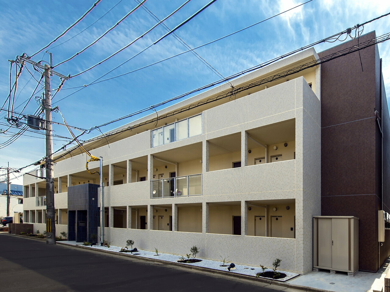 入居者と、オーナー様双方のメリットを考えました。オーナー様には、 資産の価値をいつまでも長く保ってほしい。そうして、お孫さんの代まで、 受け継いでいただきたい。<br />
<br />
入居者様には、快適な住空間で生活をしてほしい。光熱費はなるべく 減らし、趣味や生活を豊かにするために使ってほしい。 また、昨今のエネルギーや環境問題にも貢献したい。その思いを実現 したのがこの「外断熱マンション」です。外断熱マンションによる周辺 賃貸マンションとの差別化をはかります。<br />
<br />
それによって、賃貸仲介不動産業者の人気物件になり、入居者の案内 が増えます。結果、空室が無くなり安定経営ができます。 また、募集家賃に関しては、家賃の下落率が周辺の賃貸マンションより ありません。そのため、銀行融資返済においては返済の心配が少なくなります。<br />
<br />
進和建設工業では、土地活用のご相談を頂き、マンションなどの建築をさせて頂いたお客様とオーナー会を結成し、様々な勉強会や旅行、イベント、懇親会などを通じてコミュニケーションをとりながら、みんなでマンション経営を成功させるぞ!という思いで定期的に集まって活動しています。その活動の様子をご紹介