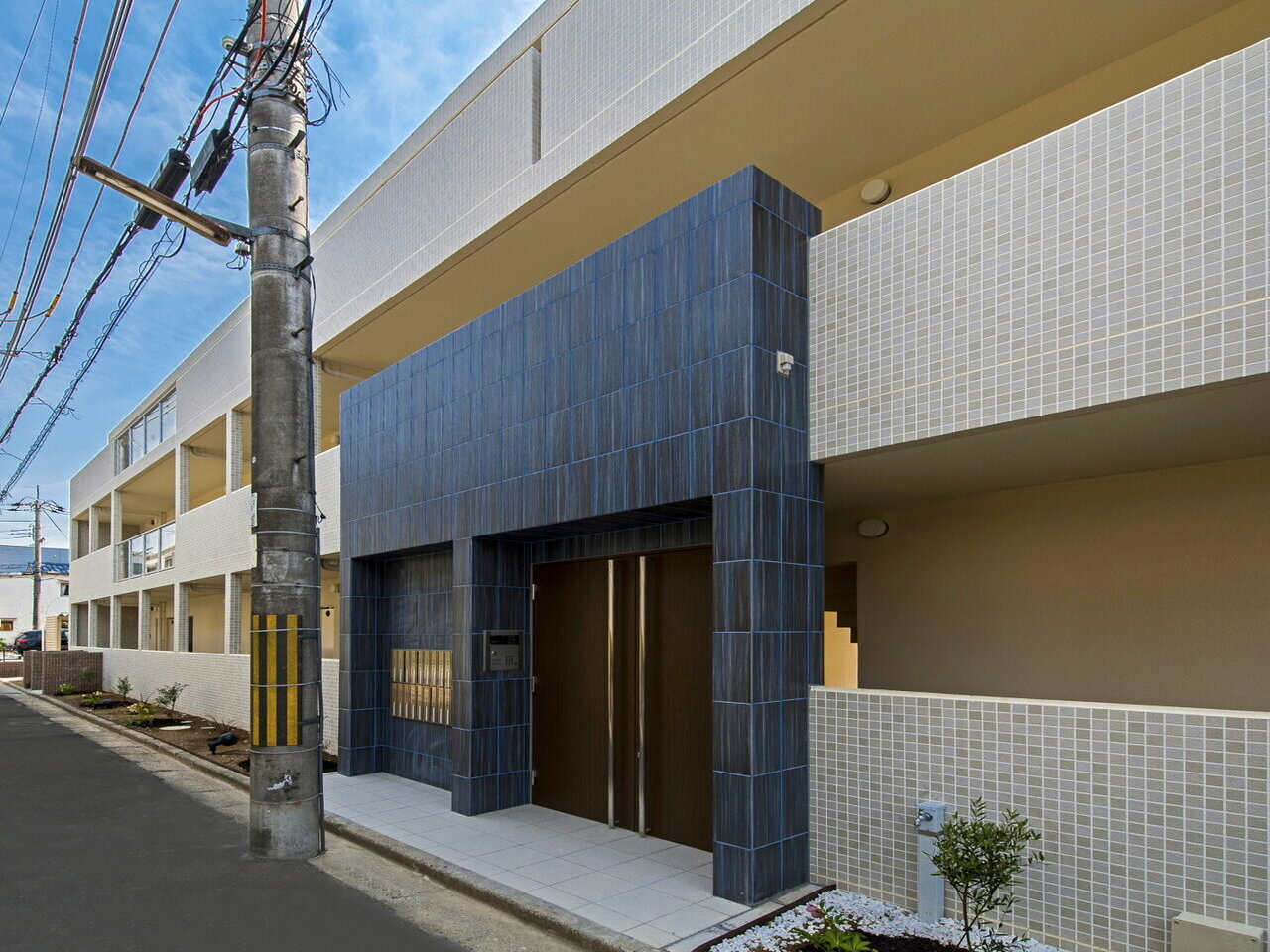 通常のマンションは物件の構造体(鉄骨だったり鉄筋コンクリートの部分)の内側に断熱材を使用する内断熱マンションが一般的です。<br />
その逆で外断熱マンションとは文字通り、構造体を包み込むように外側に断熱材を使用します。<br />
特に鉄筋コンクリートは蓄熱性の高い構造体で、外気に触れれば外気に同調し(内断熱)、室内空気に触れれば内気に同調します。<br />
つまり、外断熱構造の場合は夏場にエアコンをかければ室内は冷やされます。<br />
<br />
コンクリートの温度は冷えた室内に同調し、外気は断熱材がシャットダウンしてくれるので、室内の涼しさを保ちやすくなります。<br />
同様に冬場は暖房の温度を保ちやすくなるのです。<br />
入居者にとっては、短い時間エアコンや暖房を稼動させるだけで、あとはスイッチを切っても温度が保たれ快適な状態が続くので、光熱費の削減などにもつながります。<br />
構造体の外側に断熱材があることで保護材のような役割を果たし、外部環境(雨、風など)から直接影響を受けづらく、躯体が長期的に価値を保つ事につながります。