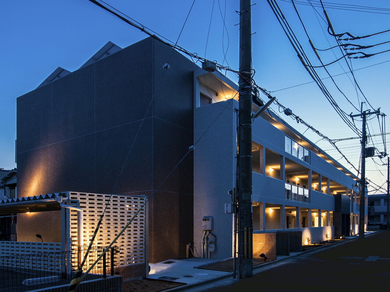 他社より建築費に対して、コストダウン2割を提案させていただき、外断熱 マンション仕様にして建築費抑えることで、オーナー様の収益確保できるように 提案いたします。内断熱よりもすぐれた外断熱を低コストで提供します。<br />
<br />
工法においても、進和建設が採用している外断熱システムは、躯体と断熱材の 間に通気層を設けている工法を採用しているのが特徴です。実はコンクリートは 施工時に含んだ水分などを長期間にわたって放出し続けます。 また室内の湿度が高くなった時などには、湿気を吸収し外部に吐き出すような 事もするのです。<br />
<br />
もしも、通気層を設けない一般的な外断熱にすると、断熱材と躯体の間に、躯体 が発する湿気などが溜まる事が多く、そこにカビが発生したり、寒さの激しい 地域ではその湿気が凍結する事で断熱材や外壁部分に凍害が発生する事が あるなど、建物の耐久性に影響を与えます。<br />
<br />
本当に価値の落ちない建物づくりをしたい場合には、私たちのご提案している外断熱工法がお勧めです。 また、建設後のアフターメンテナンスは、年中24時間対応しております。