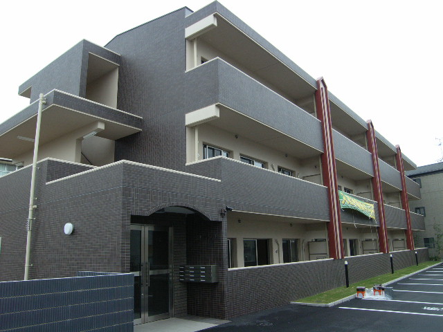 住まいの中には、浴室や室内干しの洗濯物、調理中の鍋、観葉植物の鉢などのほか、石油やガスストーブの燃焼、人の呼気や汗など、水蒸気の発生原因がたくさんあります。<br />
その量は4人家族でなんと10数リットル。開放的な伝統日本家屋に比べて高気密な現代の住いは、湿気がこもりやすい状態になっています。<br />
<br />
梅雨時のジメジメ、夏場の蒸し暑さ、冬場の結露などの要因は、すべて湿気。湿気のコントロールは、実は2000年以上前から行われており、それに使われてきた優れた自然素材が木炭なのです。